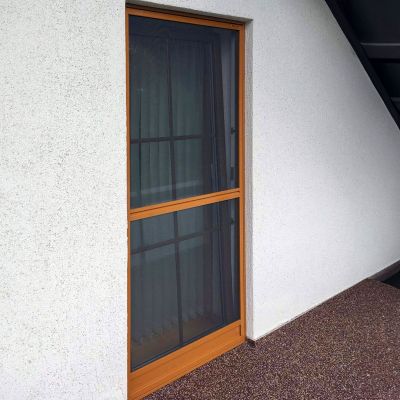 Fliegengitter-Schwingtür braun von außen fotografiert