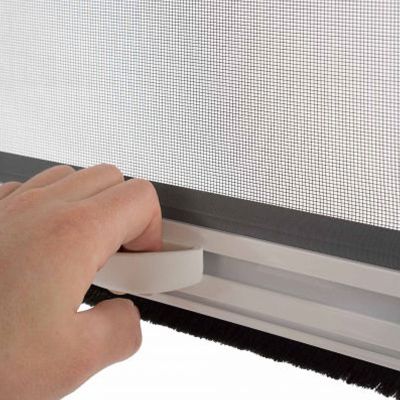 Fliegengitterrollo an Griff. Wird von Hand betätigt