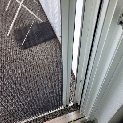 Fliegengitterplissee-Tür leicht geöffnet, Detailaufnahme