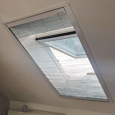 Fliegengitterplissee geschlossen am Dachfenster