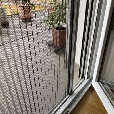 Detailaufnahme des Faltnetzes eines Fliegengitterplissees