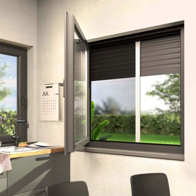 Fliegengitterplissee am Fenster, teilweise geöffnet