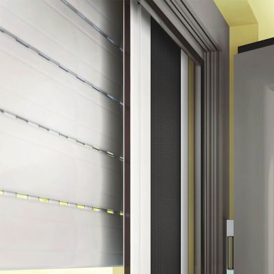 Fliegengitterplissee an einer Tür, leicht geöffnet