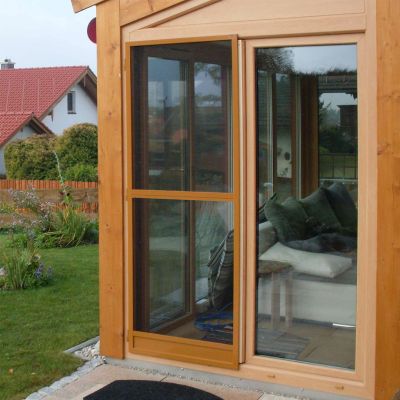 Fliegengitterschwingtür braun an Wintergarten. Blick von außen