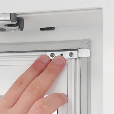 Winkellasche an einem Fliegengitterplissee