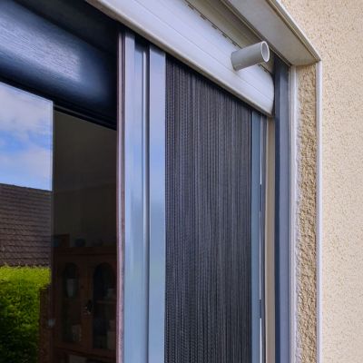 Fliegengitterplissee an einer Tür, leicht geöffnet