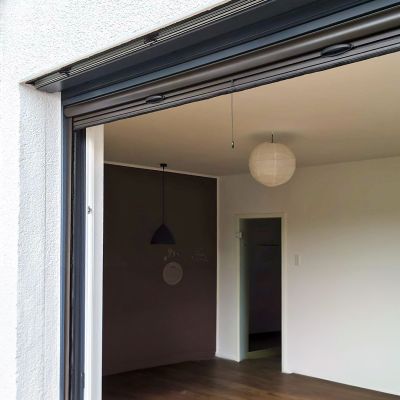 Fliegengitterrollo an Tür Detailaufnahme