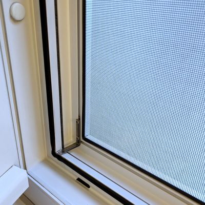 Detailbild Fliegengitterrahmen für Fenster mit Wassernase