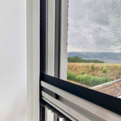 Detailaufnahme Fensterrollo im Lauf