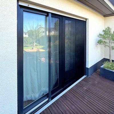 Fliegengitterplisseetür an einer Terraassentür