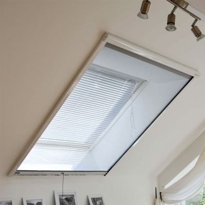 Fliegengitterrollo für Dachfenster am geschlossenen Dachfenster
