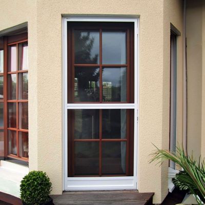 Fliegengitterschwingtür weiß frontal von vorne