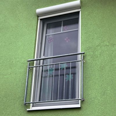 Fliegengitterrollo an bodentiefen Fenster