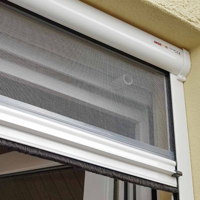 Fliegengitterrollo leicht geöffnet