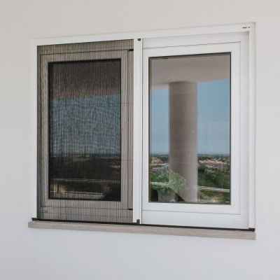 Fliegengitterplissee am Fenster. An der linken Fensterhälfte sichtbar