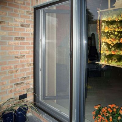 Fliegengitterrollo an Terrassentür