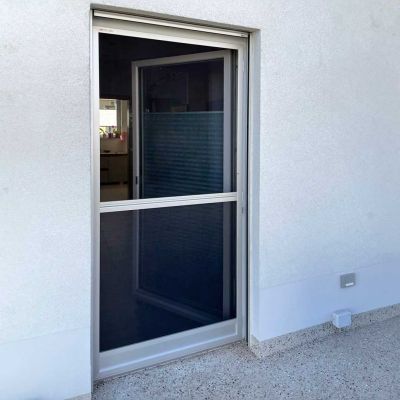 Fliegengitterschwingtür weiß Blick von außen