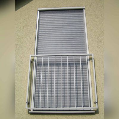 Fliegengitterrollo an bodentiefen Fenster
