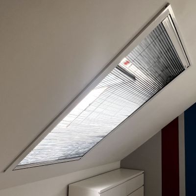 Fliegengitterplissee geschlossen am Dachfenster