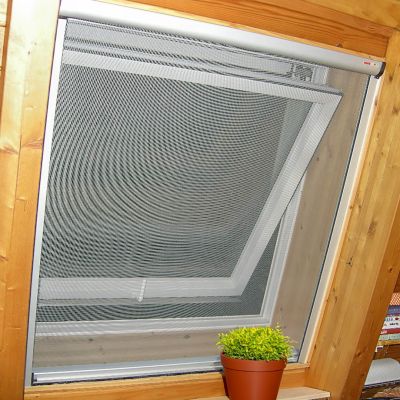 Fliegengitter für Dachfenster geschlossen, Holzwand darum