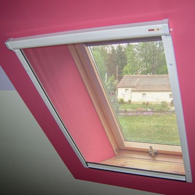 Fliegengitter für Dachfenster geschossen, rote Wand drum herum