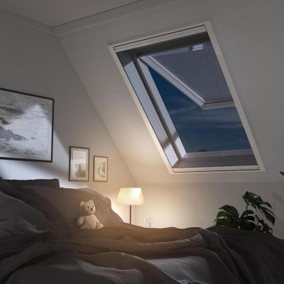Fliegengitterplissee an einem Dachfenster. Nachtszenerie, Fenster ist geöffnet
