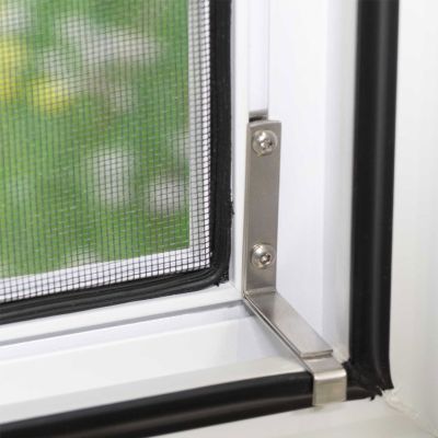 Winkellaschen eines Fliegengitterrahmens für Fenster mit Wassernase