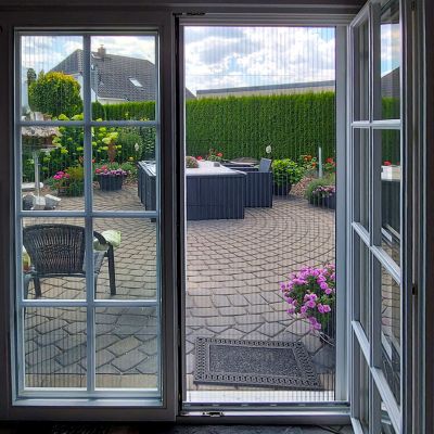 Frontalansicht einen Fliegengitterplissees an einer Terrassentür