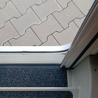 Detail eines Fliegengitterplissees im Kasten