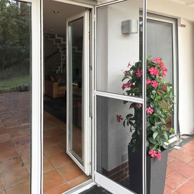 Fliegengitterschwingtür weiß an Terrasse geöffnet nach außen
