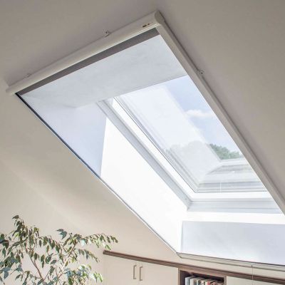 Fliegengitterrollo für Dachfenster geschlossen