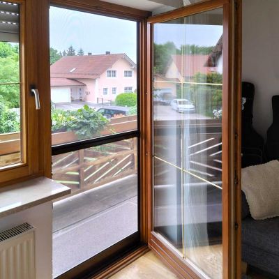 Fliegengitter-Schwingtür braun am Balkon