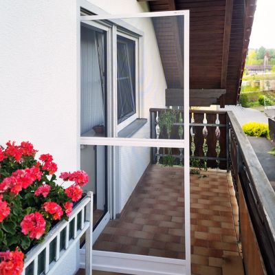 Fliegengitter-Schwingtür weiß geöffnet am Balkom